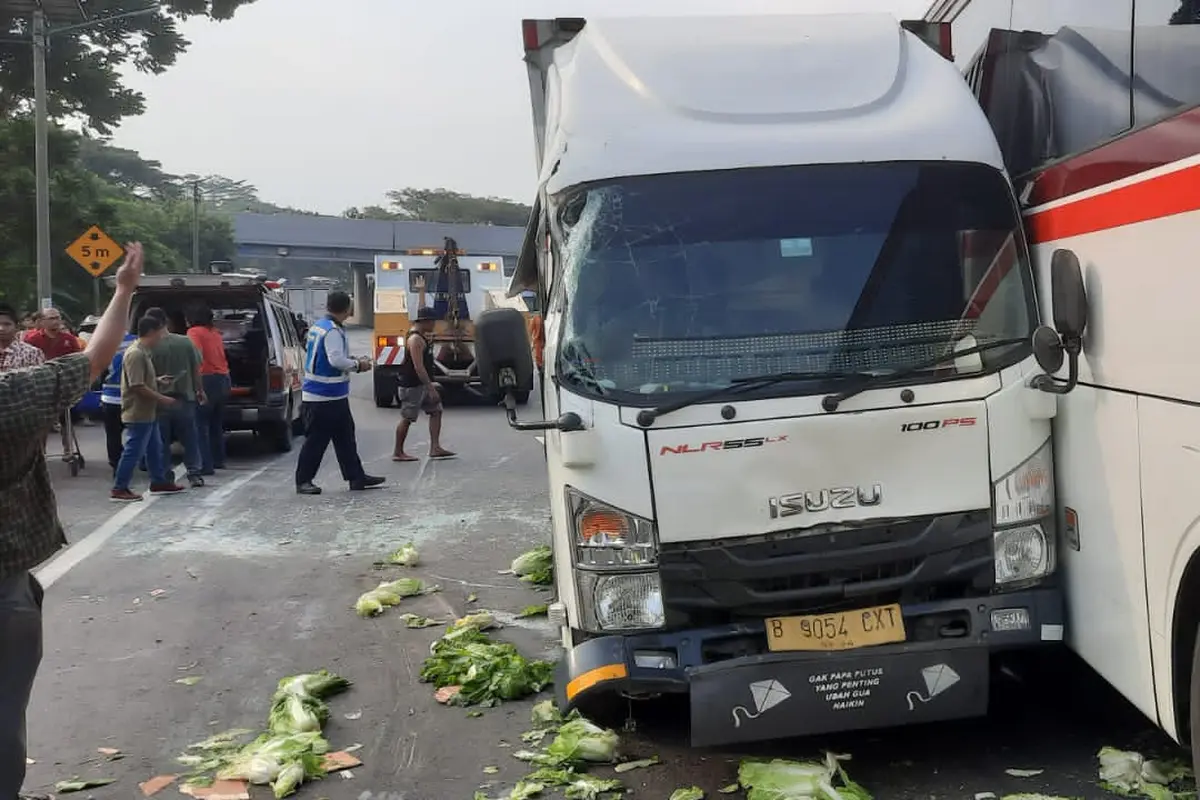 Sebuah bus Primajasa terlibat kecelakaan di Tol Cipularang Km 85 arah Jakarta, daerah Purwakarta, Jawa Barat, Rabu (10/7/2024) sore. Akibat kejadian tersebut, ada delapan mobil terkena imbasnya.