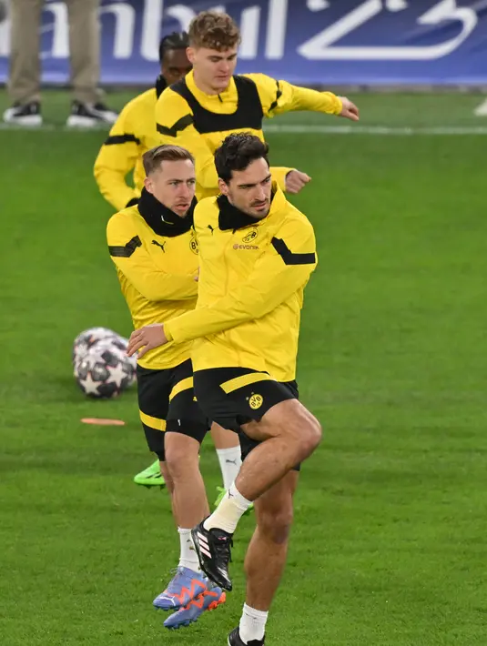 Bek Borussia Dortmund, Mats Hummels (tengah) dan rekan satu timnya melakukan pemanasan selama sesi latihan di Stamford Bridge di London (6/3/2023). Duel Chelsea vs Dortmund diprediksi akan berjalan sengit. Borussia Dortmund hanya butuh hasil imbang untuk memastikan ke babak perempatfinal Liga Champions.(AFP/Glyn Kirk)