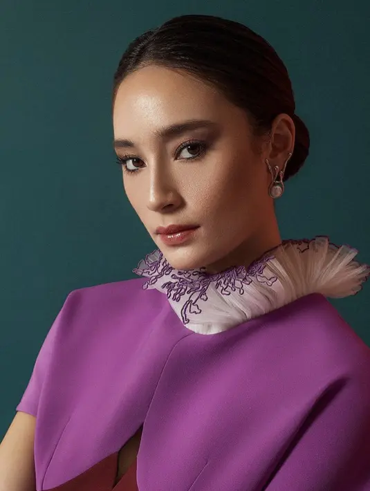 Pemeran Perempuan Bergaun Merah ini juga mengaplikasikan makeup glam dengan eyeshadow orange kehitaman dan lipstik merah cherry glossy. Higlighter hidung pun nampak terlihat.(@tatjanasaphira)