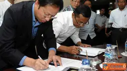 Citizen6, Jakarta: Direktur Utama PLN, Dhlan Iskan menandatangani perjanjian kontrak pembangunan Transmisi listrik di Kantor Pusat PLN, Jakarta. Dibangunnya transmisi ini bertujuan untuk memperkuat sistem kelistrikan Jakarta. (Pengirim: Agus Trimukti)
