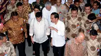Presiden RI Jokowi (kanan) berbincang dengan Presiden Republik Filipina ‎Rodrigo Roa Duterte saat tiba di Pasar Blok A Tanah Abang Jakarta, Jumat (9/9/2016). Jokowi mengajak Duterte blusukan di Pasar Tanah Abang. (Liputan6.com/Helmi Fithriansyah)