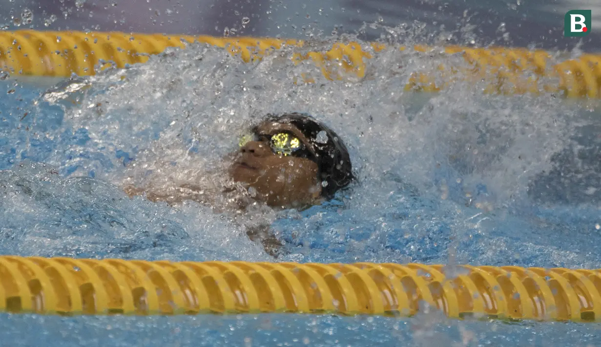 Perenang Indonesia, Jendi Pangabean, saat tampil pada Asian Para Games cabang renang nomor 100 meter gaya punggung S9 di Stadion Aquatic, Jakarta, Kamis (11/10). (Bola.com/Vitalis Yogi Trisna)
