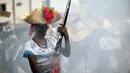 Seorang peserta mengenakan kostum saat memperingati Pertempuran Puebla di Penon de los Banos di Mexico City (5/5). Perayaan ini memperingati kemenangan awal pasukan Meksiko yang dipimpin oleh Jenderal Ignacio Zaragoza Seguín. (AFP Photo/Pedro Pardo)