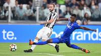 Pemain Juventus, Gonzalo Higuain (kiri) melepaskan tembakan melewati adangan pemain Bologna, Ibrahima Mbaye pada lanjutan Serie A di Allianz Stadium, Turin, (5/5/2018). Juventus menang 3-1. (Alessandro Di Marco/ANSA via AP)