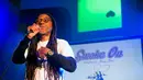 Rapper DJ Busy Bee menghibur anggota Gereja Ganja Internasional selama perayaan Hari Ganja Sedunia atau lebih dikenal dengan 4/20 di Denver, Colorado, AS, Jumat (20/4). Para anggota menyebut diri mereka sebagai Elevasionis. (AFP PHOTO/Jason Connolly)