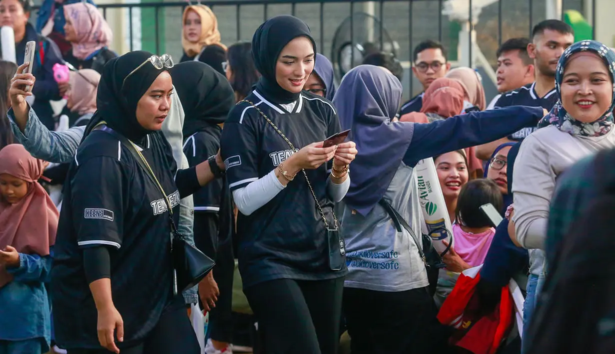 <p>Istri dua aktor tersebut juga tampak hadir untuk memberikan dukungan suaminya. Citra Kirana atau biasa disapa Ciki tampak hadir bersama sang buah hati mengenakan kostum hitam bertuliskan 'Team Rezky' [Foto: Muhammad Akrom Sukarya/Kapanlagi.com]</p>