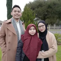 Lewat unggahan Instagram yang diunggah sang ayah dan ibu sambungnya, Sienna tampak semakin konsisten berhijab. [Foto: IG/benkasyafani/nesyanabila].