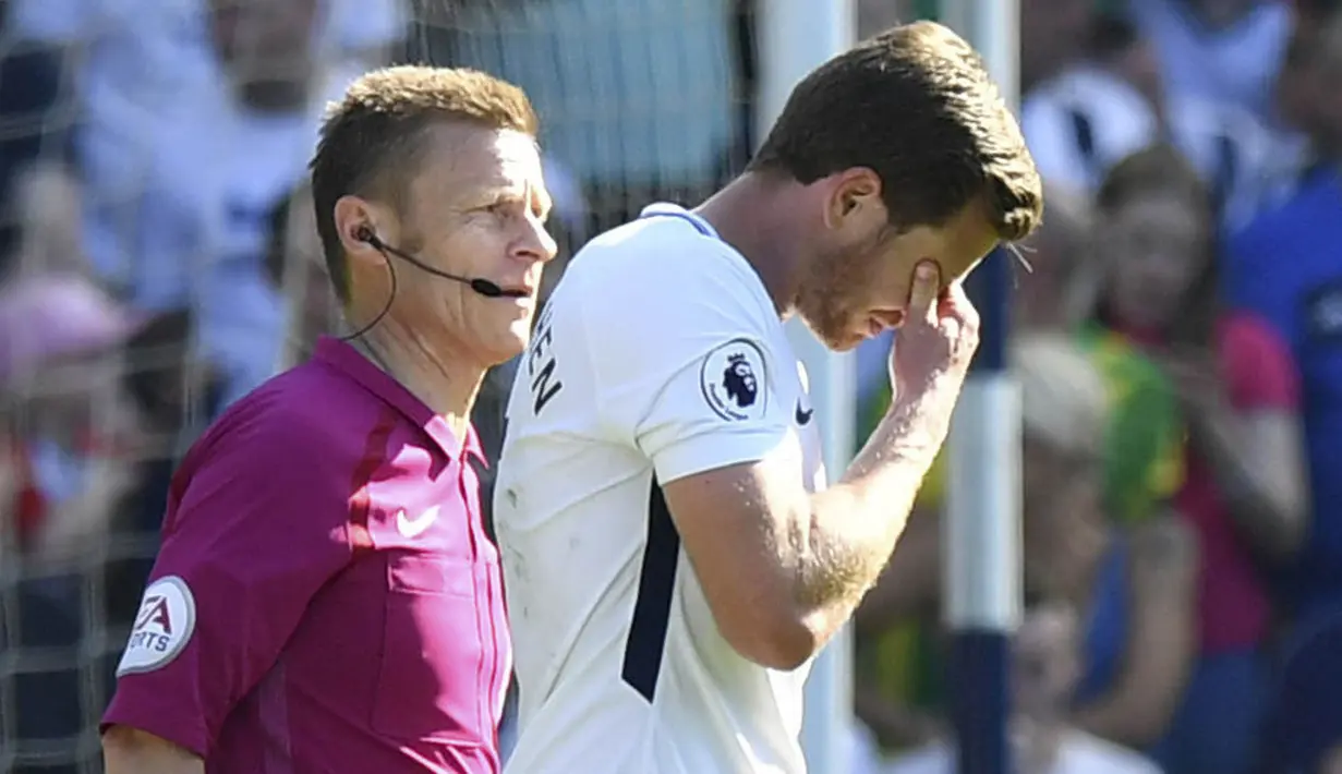 Bek Tottenham Hotspur, Jan Vertonghen, tampak kecewa usai dikalahkan West Bromwich Albion pada Premier League di Stadion The Hawthorns, Sabtu (5/5/2018). West Bromwich Albion menang 1-0 atas Tottenham Hotspur. (AP/Anthony Devlin)