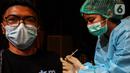 Tenaga medis menyuntikan vaksin COVID-19 kepada Karyawan Emtek Grup di Hall SCTV Tower, Jakarta, Jumat (4/6/2021). Mengutip Permenkes Nomor 10 Tahun 2021, Vaksinasi Gotong Royong adalah pelaksanaan vaksinasi kepada karyawan, keluarga dan individu lain dalam keluarga. (Liputan6.com/Johan Tallo)