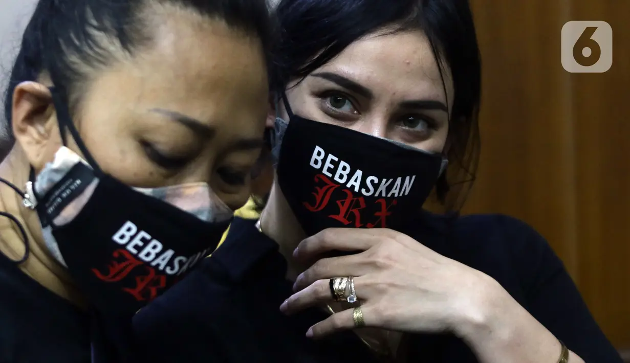 Nora Alexandra saat menghadiri sidang pembacaan putusan atas kasus dugaan pengancaman terhadap pegiat media sosial Adam Deni dengan terdakwa musisi I Gede Ari Astina alias Jerinx di Pengadilan Negeri (PN) Jakarta Pusat, Kamis (24/2/2022). (Liputan6.com/Helmi Fithriansyah)