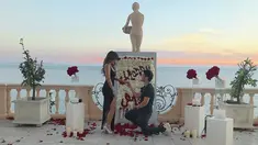 Putra Bambang Tri Hadmojo yang juga cucu Presiden ke-2 Soeharto, Aditya Trihatmanto melamar kekasihnya Kezia Toemion. Ingin menghadirkan suasana romantis dan mewah, Adi melamar sang kekasih di California. (instagram/keziatoemion)
