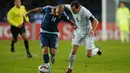 Gelandang Argentina, Javier Mascherano berebut bola dengan bek Uruguay Diego Godin saat pertandingan Copa America 2015 di Stadion La Portada, Chile, (17/6/2015). Argentina meraih kemenangan tipis 1-0 atas Uruguay. (Reuters/Henry Romero)