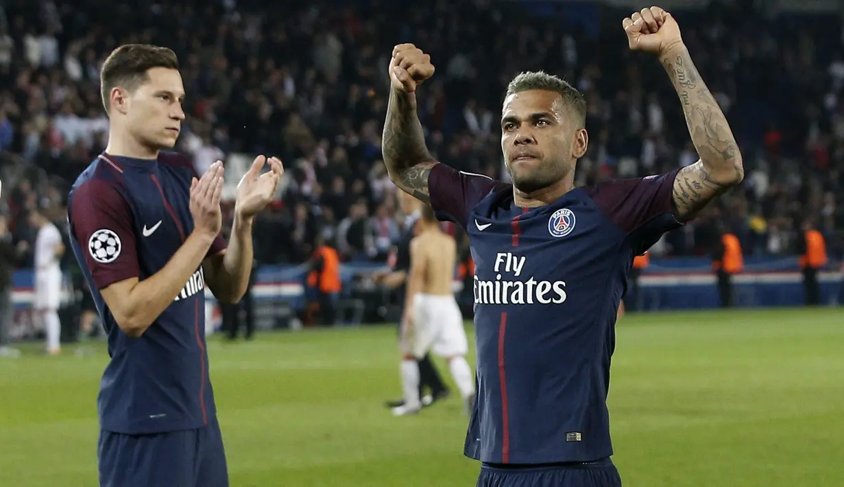 Pemain PSG, Dani Alves mencetak satu gol saat timnya menang atas Bayern Munchen pada laga grup B Liga Champions di Parc des Princes stadium, Paris,(27/9/2017). PSG menang 3-0.(AP/Christophe Ena)