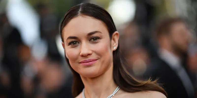 Bintang Film James Bond Olga Kurylenko Positif Corona