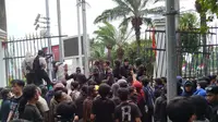 Massa pendemo yang menolak revisi UU Pilkada menjebol pagar DPR, Kamis (22/8/2024). (Liputan6.com/ Ady Anugrahadi)