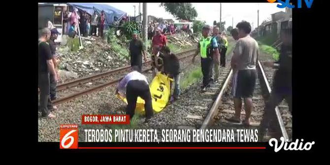 Proses Evakuasi Pengendara Motor di Bogor Tewas Tertabrak KRL