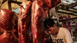 Pedagang memotong daging di Pasar Induk Kramat Jati, Jakarta, Kamis (8/4/2021). Pemerintah melalui Menteri Pertanian Syahrul Yasin Limpo, menegaskan, pihaknya siap melakukan intervensi jika stok daging langka dan terdapat lonjakan harga pada bulan Ramadan. (Liputan6.com/Johan Tallo)