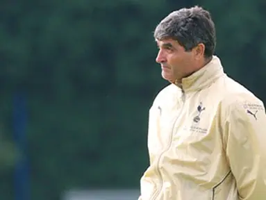 Tottenham Hotspur manager Juande Ramos attends a team training session in Chigwell, Essex, on September 26, 2008. Tottenham will play against Portsmouth in the Premiership on Sunday September 28, 2008. AFP PHOTO/Carl de Souza