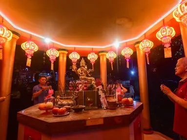 Umat Khonghucu melakukan sembahyang pada malam Tahun Baru Imlek di Wihara Kwan In Thang, Pondok Cabe, Tangerang Selatan, Senin (16/2/2026). Malam Tahun Baru Imlek 2577 Kongzili di Vihara Kwan In Thang, Pondok Cabe, Tangerang Selatan, berlangsung khidmat. (merdeka.com/Arie Basuki)