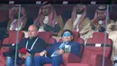 Gaya mantan bintang sepak bola, Diego Maradona (kanan bawah) saat menyaksikan laga antara Rusia dan Arab Saudi dalam Grup A Piala Dunia 2018 di Stadion Luzhniki, Moskow, Rusia, Kamis (14/6). (AP Photo/Hassan Ammar)