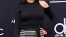 Aktris cantik Mila Kunis berpose setibanya menghadiri Billboard Music Awards 2018 di MGM Grand Garden Arena, Las Vegas, Minggu (20/5). Menghadiri acara penghargaan musik bergengsi ini, Mila Kunis muncul dengan gaya rambut barunya. (LISA O'CONNOR/AFP)