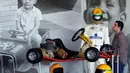Helm yang pernah digunakan Ayrton Senna juga dipamerkan salah satu sudut Sirkuit Imola, Italia, (1/5/2014). (REUTERS/Alessandro Garofalo)