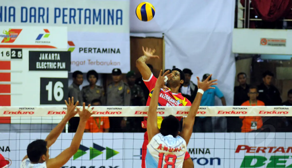 Pevoli putra Jakarta Electric PLN, Yoendri KA melakukan smesh saat laga melawan Palembang Bank Sumsel Babel di Pertamina Proliga 2015 di GOR Dome Balikpapan, (8/2/2015). Jakarta Electric PLN unggul 3-1. (Liputan6.com/Helmi Fithriansyah)