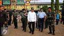 Menteri Pertahanan RI, Ryamizard Ryacudu (baju putih) berkeliling Markas Yonif Mekanis 201/Jaya Yudha, Jakarta, Rabu (2/9/2015). Sidak terkait inventarisir kelengkapan alutsista yang dimiliki TNI. (Liputan6.com/Helmi Fithriansyah)