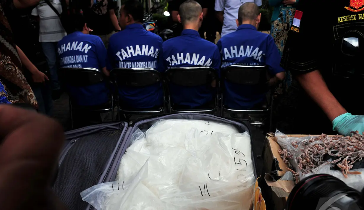 Puluhan kilogram narkoba jenis sabu ini disita Direktorat Narkoba Bareskrim dari empat tersangka sindikat internasional jaringan Tiongkok-Hongkong-Jakarta-Palembang, Jakarta Timur, Selasa (14/10/2014) (Liputan6.com/Johan Tallo)