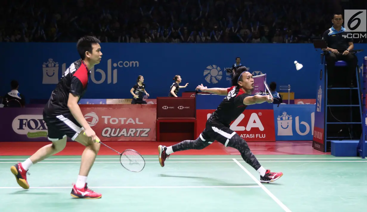 Pebulu tangkis ganda putra Indonesia, M Ahsan/Hendra Setiawan saat melawan Hiroyuki Endo/Yuta Watanabe (Jepang) di di Babak 8 besar Indonesia Open 2019 di Istora Senayan, Jakarta, Jumat (19/7/2019). Hendra/Ahsan unggul 21-15, 9-21, 22-20. (Liputan6.com/Helmi Fitrhiansyah)