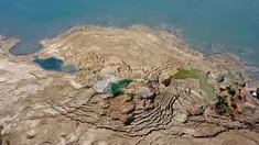 Lubang runtuhan (sinkhole) terlihat di pesisir Laut Mati dekat pantai Ein Gedi  (28/11/2020). Saat Laut Mati menyusut dan permukaan airnya menurun, ratusan sinkhole menelan tanah tempat garis pantai sebelumnya berada. (Xinhua/Gil Cohen Magen)
