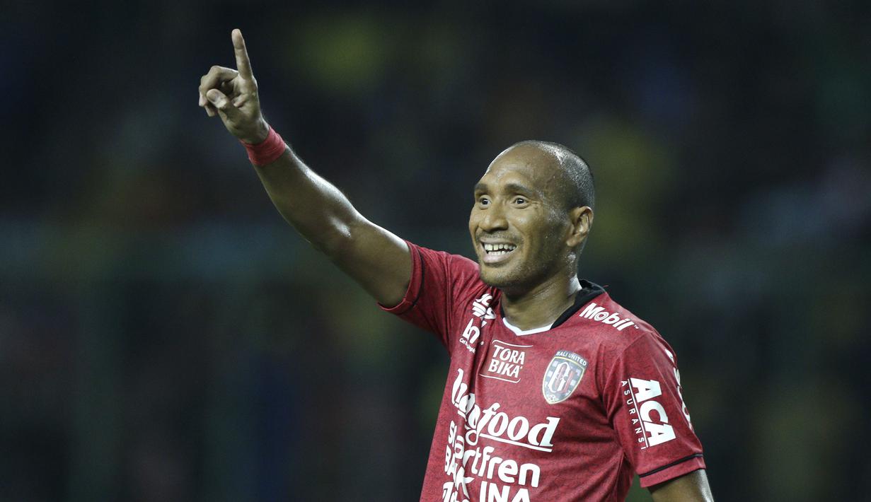Bek Bali United, Leonard Tupamahu, melakukan protes saat melawan Bhayangkara FC pada laga Piala Presiden 2019 di Stadion Patriot, Bekasi, Kamis (14/3). Bhayangkara menang 4-1 atas Bali. (Bola.com/Yoppy Renato)