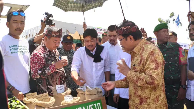 Dipandu pembina koperasi Sunda Hejo, Robert Hamzah, nampak Menteri ATR/BPN Sofyan Djalil mencicipi kopi Arabika khas Papandayan, Garut, Jawa Barat