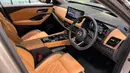 Interior mobil ini terlihat sangat mewah berkat hadirnya opsi interior berwarna coklat muda. Desain dashboard simple dan modern hadir memanjakan mata. Jok kulit dengan motif diamond serta beberapa bagian dashboard dan door trim juga dilapis kulit yang menambah nuansa luxury di kabin X-Trail terbaru. (Source: visor.ph)