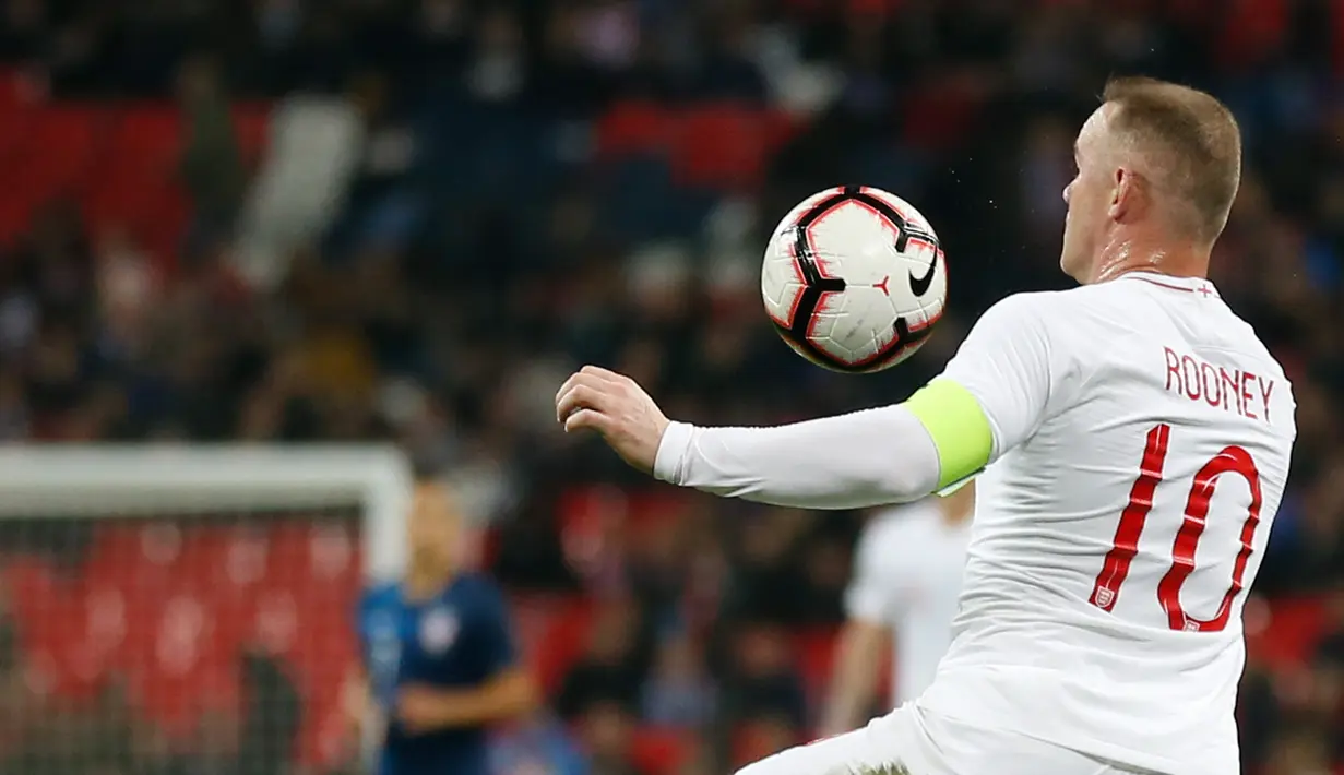 Striker Inggris, Wayne Rooney berusaha mengontrol bola selama pertandingan melawan Amerika Serikat (AS) di Stadion Wembley, Inggris (16/11). Rooney baru masuk di menit ke-58  menggantikan Jesse Lingard.  (AFP Photo/Ian Kington)