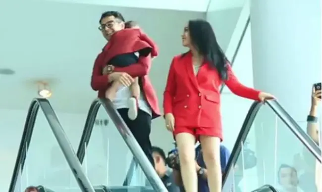 Nagita Slavina memakai short-suit merah saat hadir di acara premiere film Rafathar The Movie (Foto: Instagram @raffinagita1717)