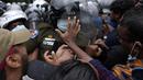 Mahasiswa bentrok dengan polisi selama protes menuntut pengunduran diri presiden Gotabaya Rajapaksa di parlemen di Kolombo, Sri Lanka (8/4/2022). Mereka menyerukan diakhirinya ketidakstabilan politik di tengah tuntutan publik agar presiden mengundurkan diri. (AP Photo/Eranga Jayawardena)