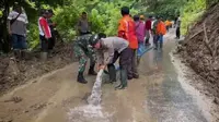 Proses pembersihan material tanah longsor di jalan penghubung antar desa di Kecamatan Silo, Jember (Istimewa)
