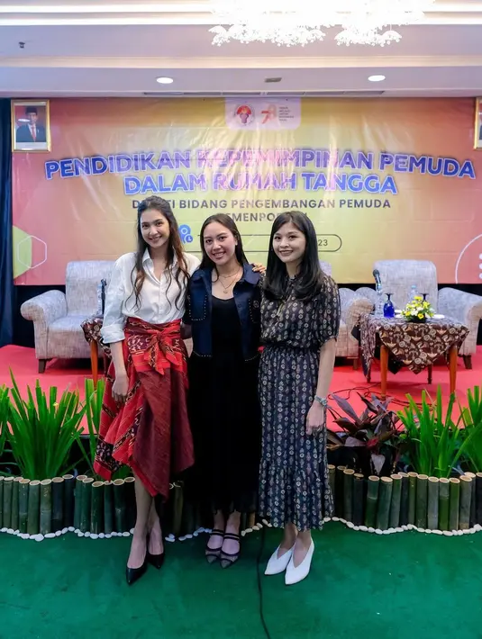 Mikha Tambayong padukan kemeja putih, rok asimetris merah bata, dan heels hitam [@miktambayong]