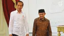 Presiden Joko Widodo atau Jokowi (kiri) saat menerima kunjungan Presiden ketiga RI BJ Habibie di Istana Merdeka, Jakarta, Jumat (24/5/2019). Habibie datang sekitar pukul 14.19 WIB mengenakan pakaian batik cokelat. (Liputan6.com/Angga Yuniar)