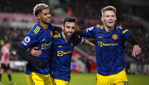 Pemain Manchester United Marcus Rashford (kiri) merayakan dengan Bruno Fernandes (tengah) dan Scott McTominay usai mencetak gol ke gawang Brentford pada pertandingan sepak bola Liga Inggris di Brentford Community Stadium, London, 19 Januari 2022. Manchester United menang 3-1. (AP Photo/Matt Dunham)