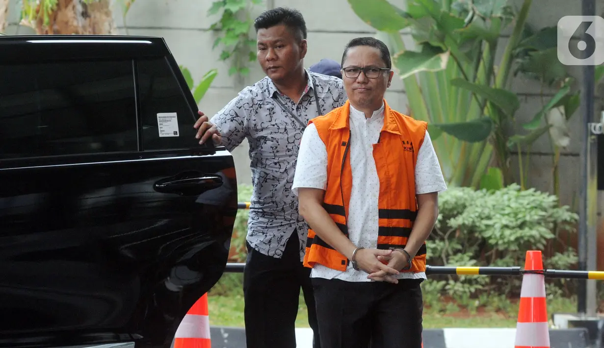 Mantan Kepala Bidang Perikanan Tangkap Dinas Kelautan dan Perikanan Provinsi Kepulauan Riau, Budi Hartono bersiap menjalani pemeriksaan di Gedung KPK, Jakarta, Selasa (29/10/2019). Budi Hartono diperiksa untuk melengkapi berkas dengan kapasitasnya sebagai tersangka. (merdeka.com/Dwi Narwoko)