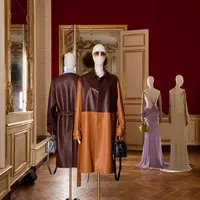 Alih-alih menampilkan koleksi melalui peragaan busana di Paris Fashion Week,  Jonathan Anderson memilih konsep yang lebih tenang dan artistik. [Dok/LOEWE].