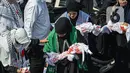 Mulai dari berbagai ukuran bendera Palestina yang dikibarkan hingga poster kecaman Israel menggunakan Genosida. (Liputan6.com/Faizal Fanani)