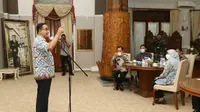 Gubernur DKI Jakarta Anies Baswedan dan Bupati Cilacap, Tatto Suwarto Pamuji menandatangani kerja sama antardaerah di bidang ketahanan pangan. (Foto: Liputan6.com/Humas Pemkab Cilacap)