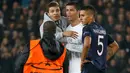Seorang fan masuk ke lapangan dan menghampiri Cristiano Ronaldo di lanjutan Grup A Liga Champions di Stadion Parc des Princes, Paris, Prancis, Kamis (22/10/2015) dini hari WIB. (Reuters/Charles Platiau)