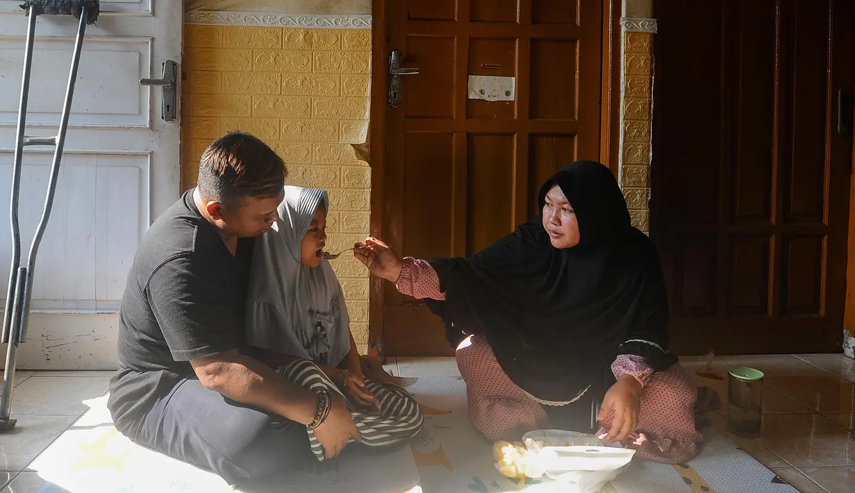 Lelah akibat kemacetan lalu lintas menuju sekolah YPAC yang berjarak sekitar 15km seolah terbayar lunas saat di kelas menyaksikan murid-muridnya ceria menerima materi pembelajarannya. “Mereka adalah bagian kehidupan saya, sudah seperti anak sendiri” tutur Pak Agung yang kini di rumahnya ditemani istri dan si bungsu perempuan, setelah anak tertuanya melanjutkan pendidikan di pesantren. (merdeka.com/Arie Basuki)