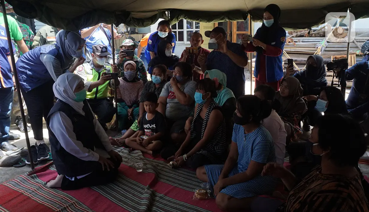 Gubernur Jawa Timur, Khofifah Indar Parawansa berbincang dengan warga terdampak gempa di posko pengungsian Dusun Krajan, Majangtengah, Dampit, Kabupaten Malang, Minggu (11/4/2021). Khofifah juga meninjau kondisi rumah-rumah yang rusak berat di kawasan tersebut. (merdeka.com/Nanda F. Ibrahim)