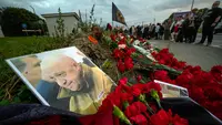Potret pemilik perusahaan militer swasta Wagner Group Yevgeny Prigozhin diletakkan saat peringatan informal di sebelah bekas 'PMC Wagner Center' di St. Petersburg, Rusia, Kamis (24/8/2023). Badan penerbangan sipil Rusia mengatakan pemimpin tentara bayaran Yevgeny Prigozhin berada di dalam pesawat yang jatuh di utara Moskow. (AP Photo/Dmitri Lovetsky)