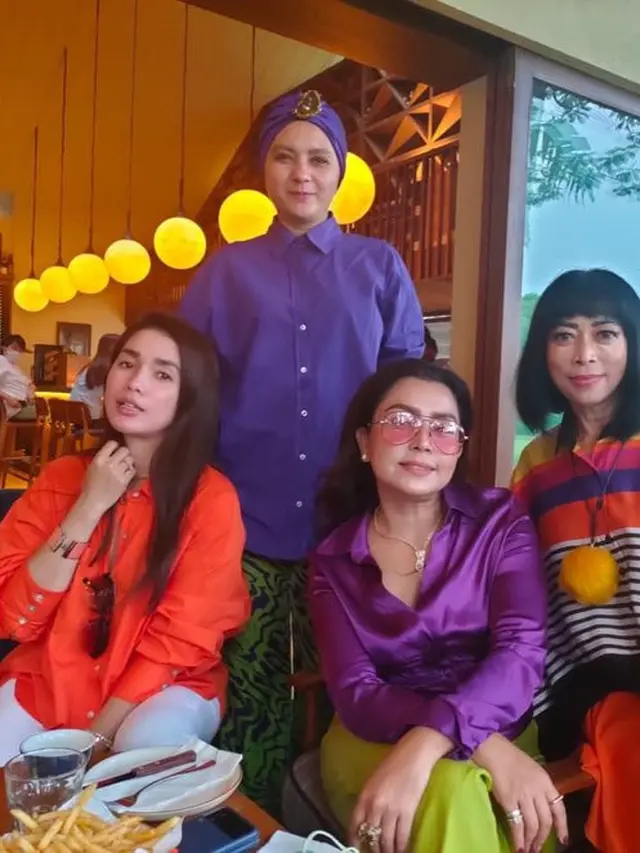 6 Momen Mayangsari Kumpul Bareng Geng Kepompong Arisan, Curi Perhatian
